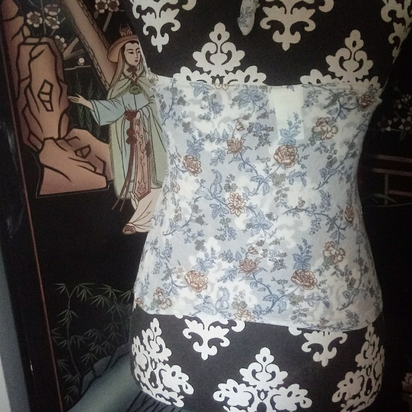 Weather Vane Blouse w/ tie around neck. - Picture 3 of 4